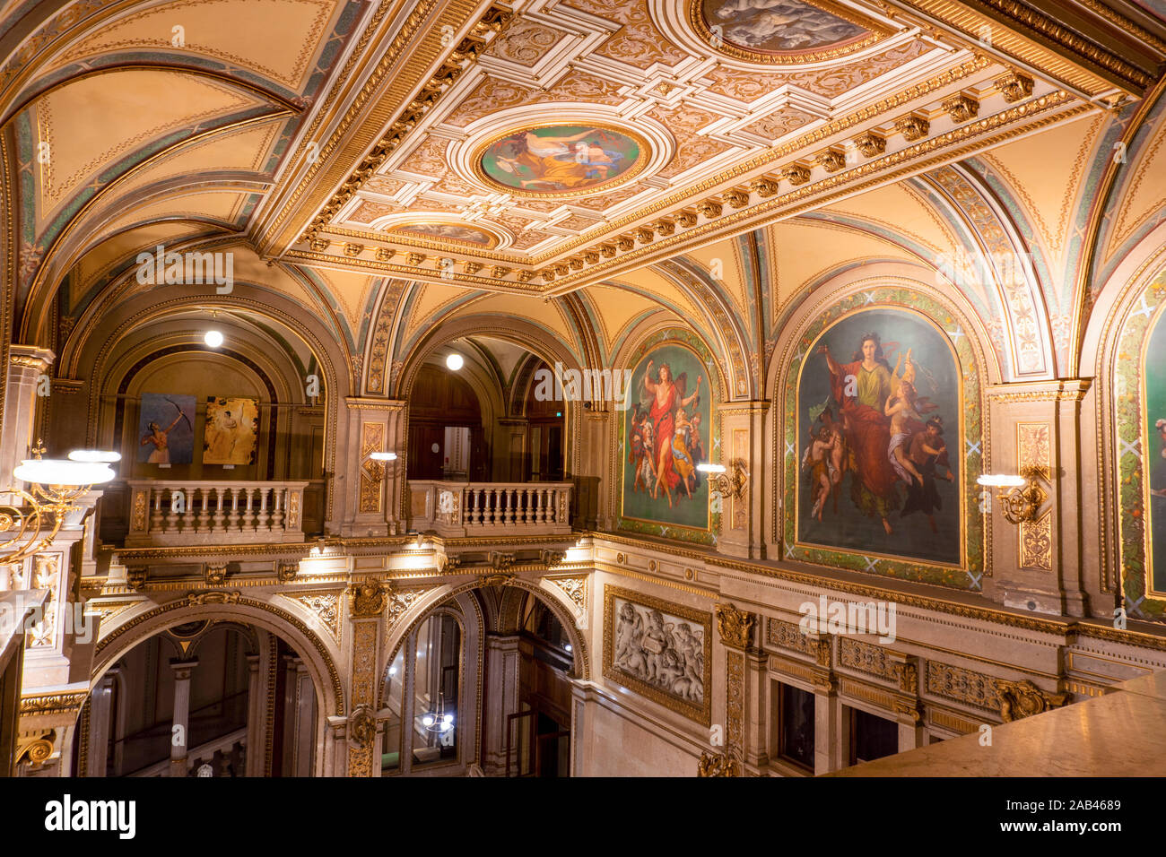 VIENNA, Austria - Ottobre 2019: interno dell Opera di Stato di Vienna Casa. Wiener Staatsoper scale, affresco e oro ricco interno. Foto Stock