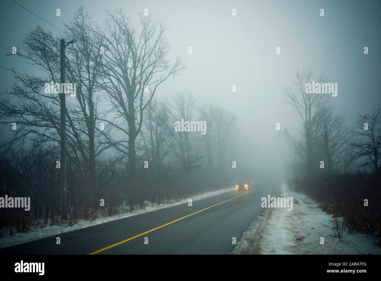 Country Road nella nebbia Foto Stock