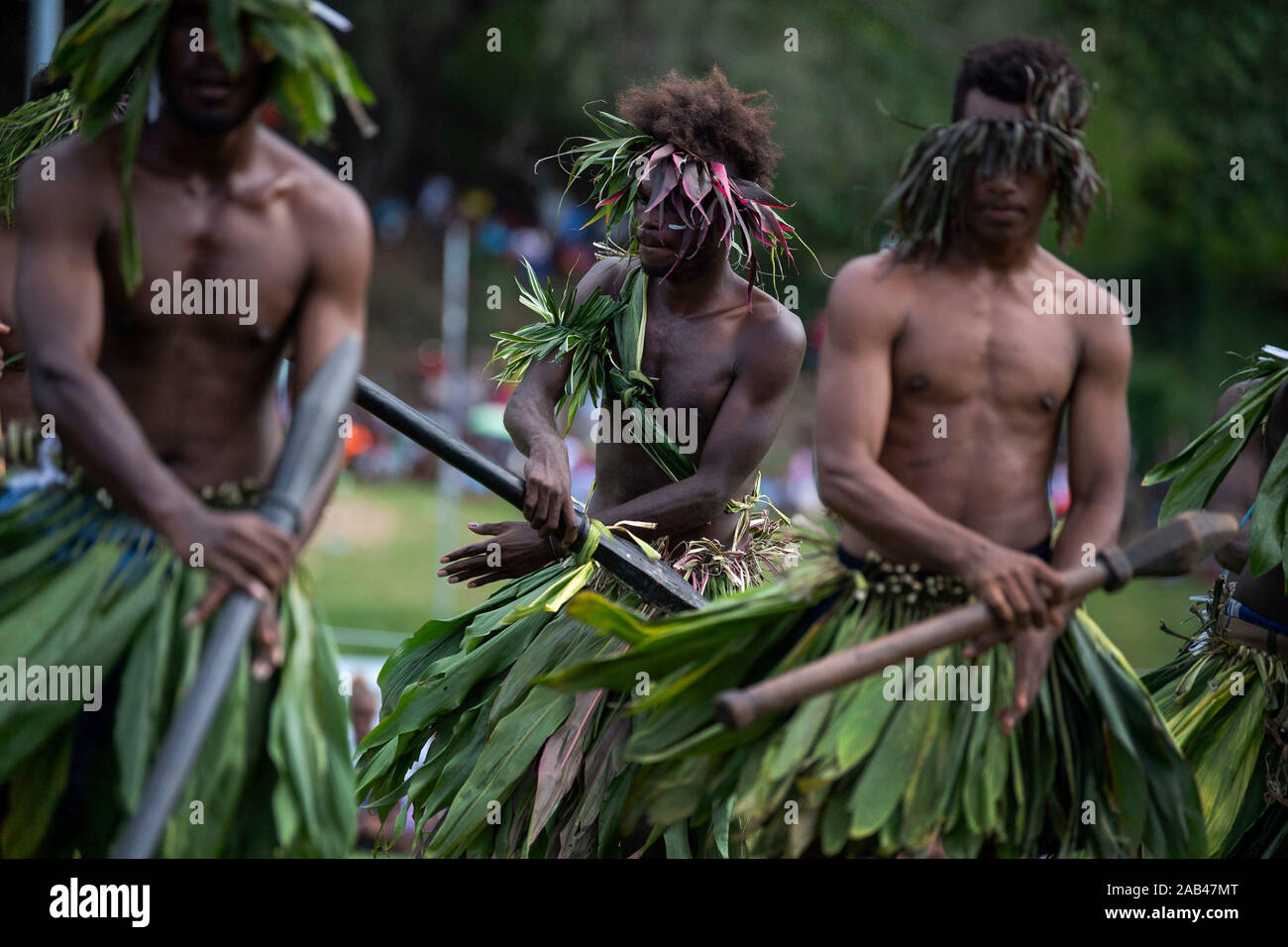 Ballerini tradizionali eseguire per il Principe del Galles per partecipare ad un evento comunitario incentrato su oceani al Lawson Tama Stadium di Honiara, durante il giorno e tre del royal visita alle isole Salomone. Foto di PA. Picture Data: lunedì 25 novembre, 2019. Vedere PA storia ROYAL Charles. Foto di credito dovrebbe leggere: Victoria Jones/filo PA Foto Stock
