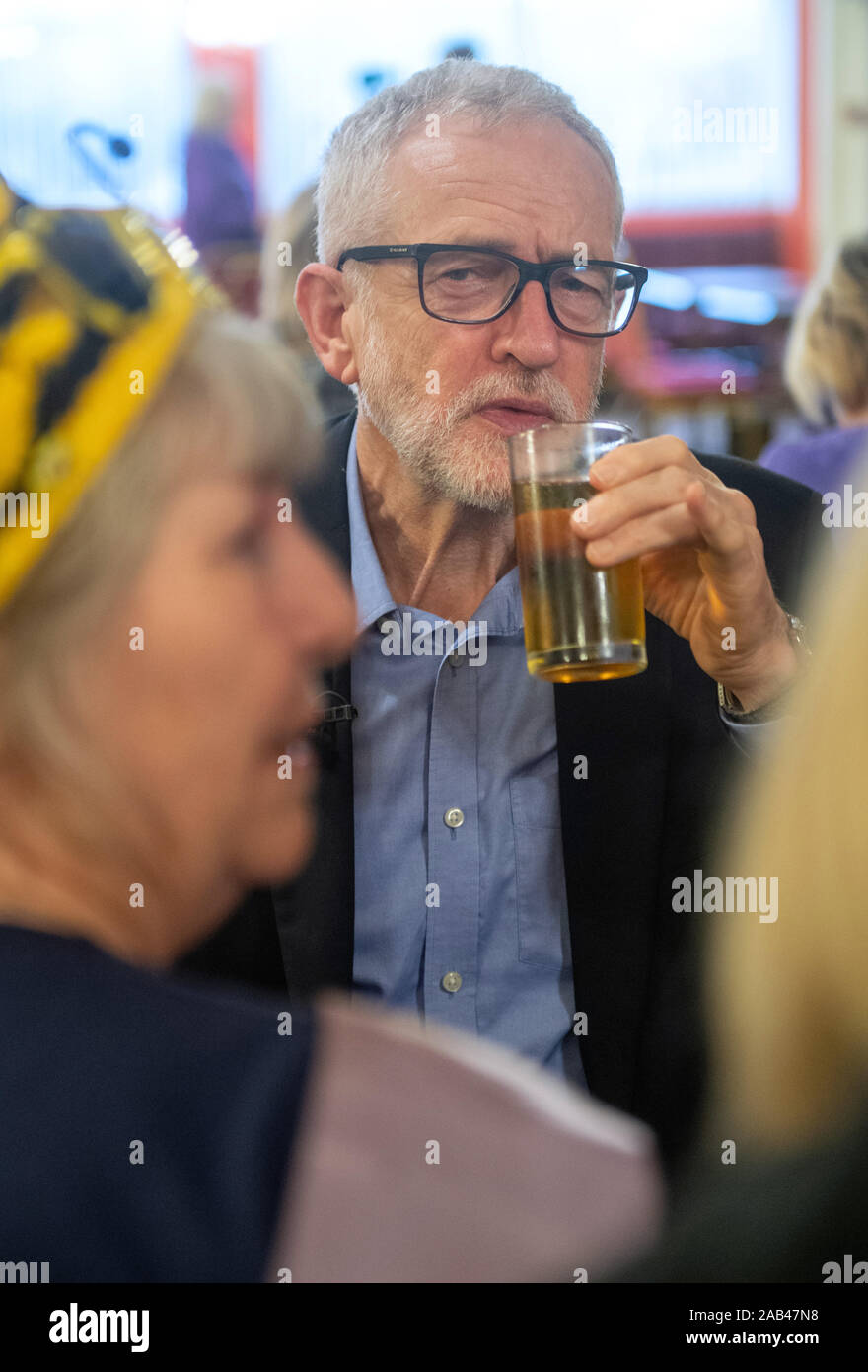 Leader del partito laburista Jeremy Corbyn beve una bevanda energetica come egli parla con un gruppo di WASPI (Donne contro la pensione statale di disuguaglianza) sostenitori durante una visita alla Renishaw minatori del benessere, in Renishaw, Sheffield, mentre sulla campagna elettorale trail. Foto Stock