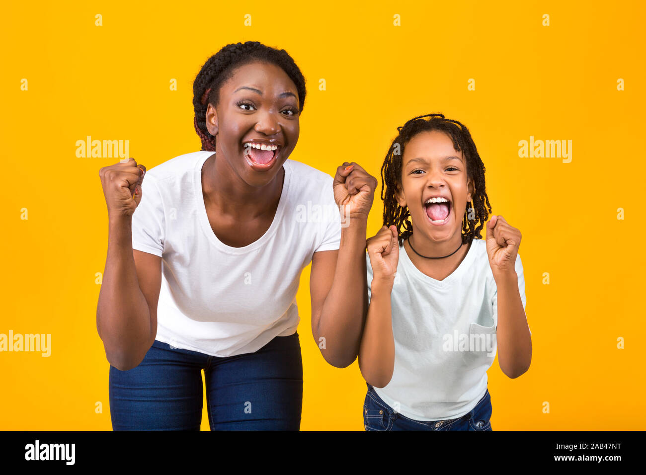 Afro Famiglia celebra il successo, stringono i pugni e esclamare Foto Stock