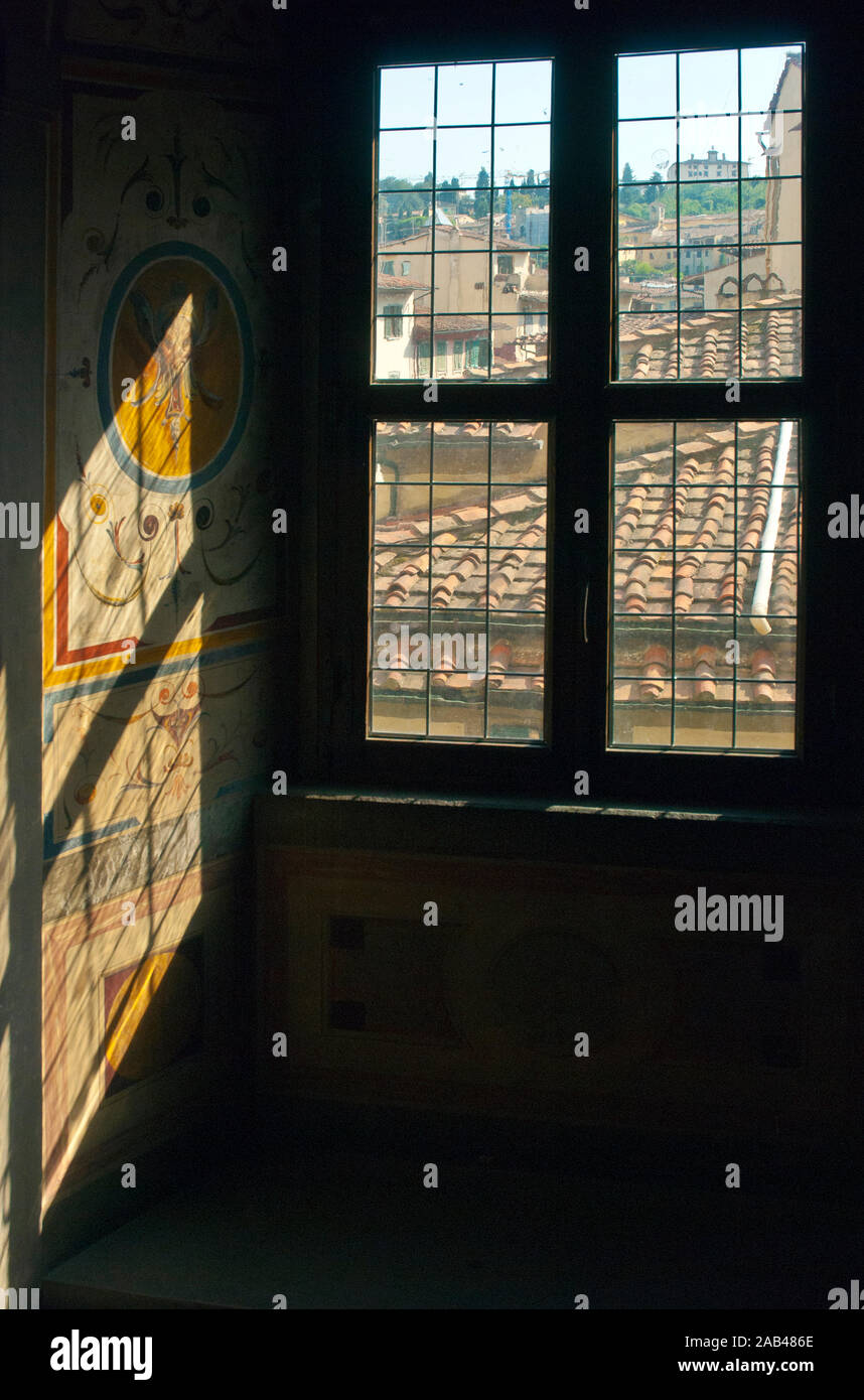 Luce di sole esposizione di pittura grottesca dietro una finestra di Palazzo Vecchio Foto Stock