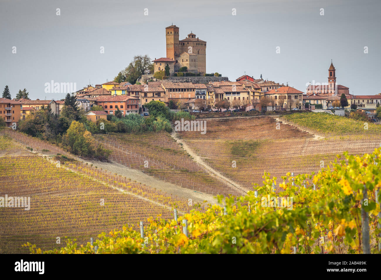 Il castello di Serralunga d'Alba, Langhe, Distretto di Cuneo, Piemonte, Italia Foto Stock