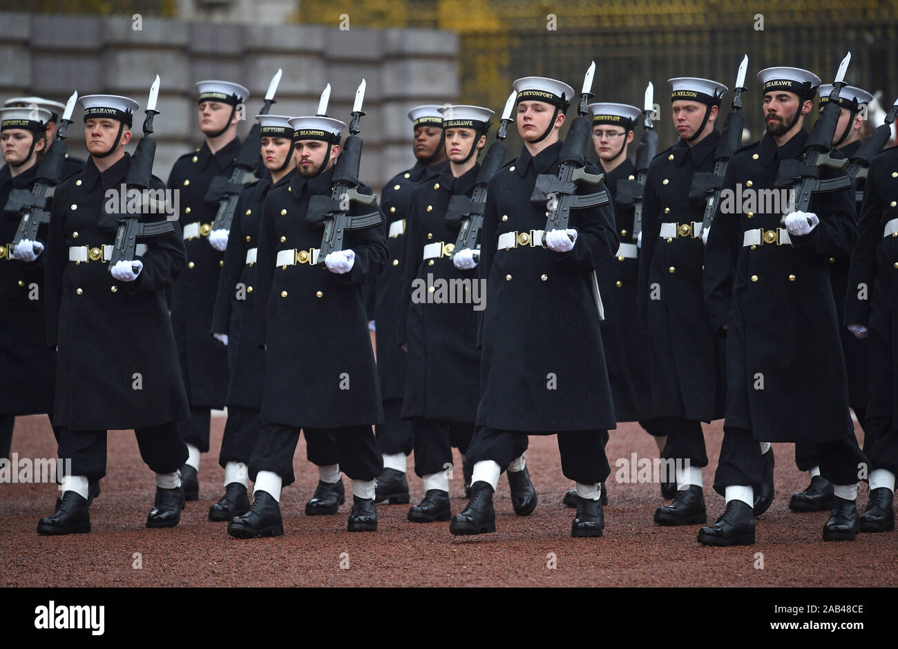 I marinai della Royal Navy eseguire la cerimonia del Cambio della Guardia a Buckingham Palace di Londra, per la seconda volta nei suoi 357 anni di storia. Foto Stock