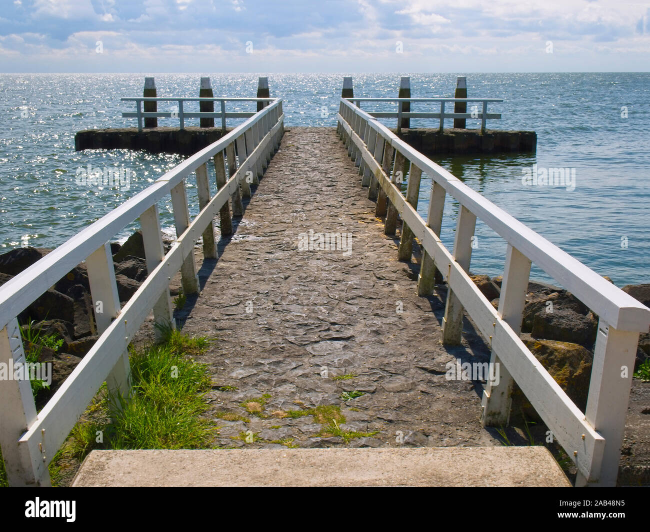 Pontile sul lago Ijsselmeer sull'Afsluitdijk A7, Paesi Bassi. Foto Stock