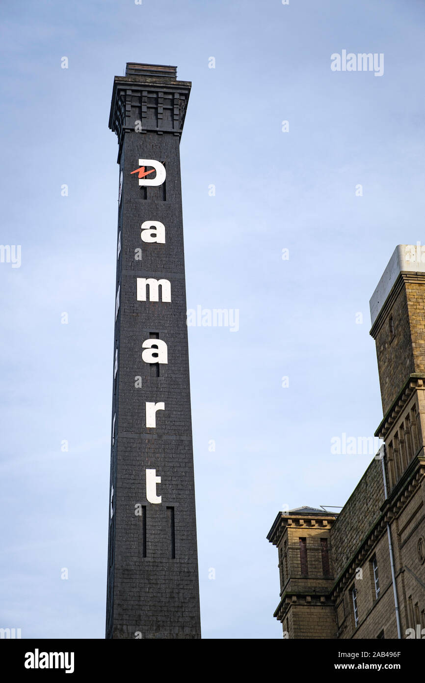 La fabbrica di Damart sul Leeds e Liverpool Canal, Bingley, vicino a Bradford, West Yorkshire, Inghilterra. Foto Stock