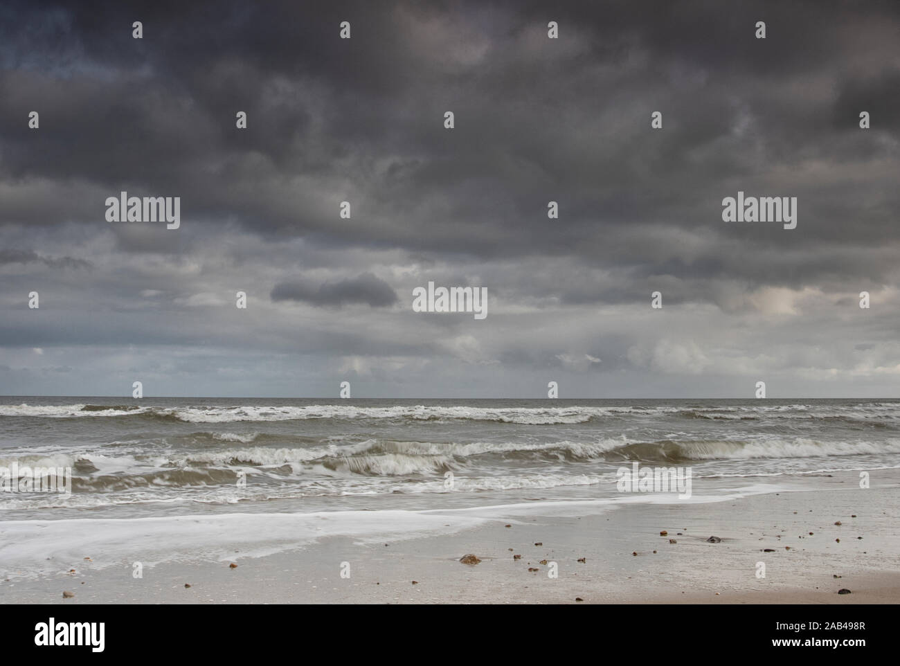 Una giornata d'inverno cupa e tempestosa sulla spiaggia a basse temperature, Norfolk, East Anglia, UK Foto Stock