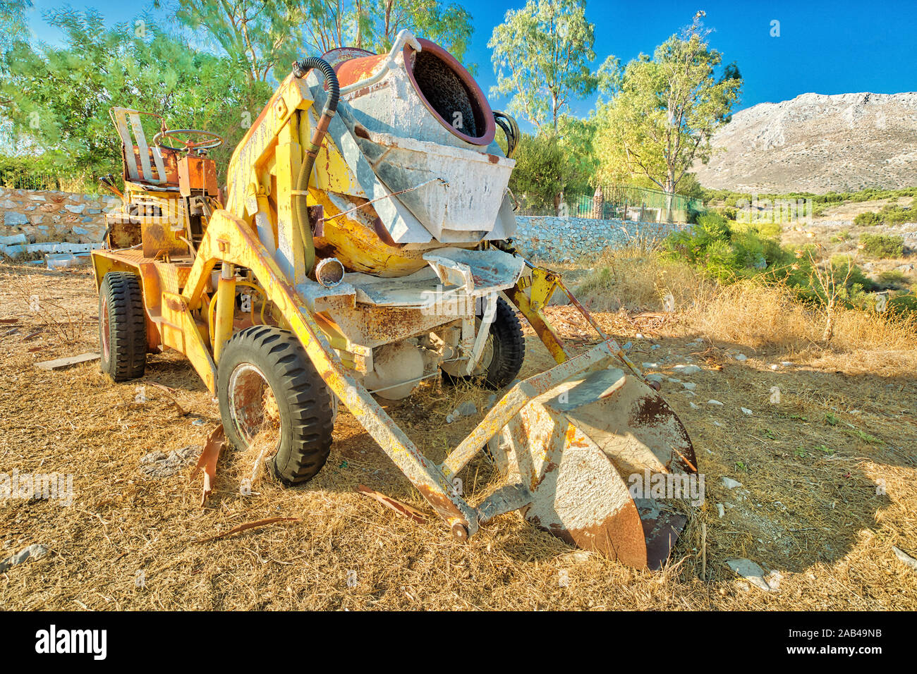 Mobile automatic self-caricamento betoniera con escavatore. Piccolo giallo mixer automatico del carrello per miniere e box per lavori di costruzione in una suggestiva mining Foto Stock