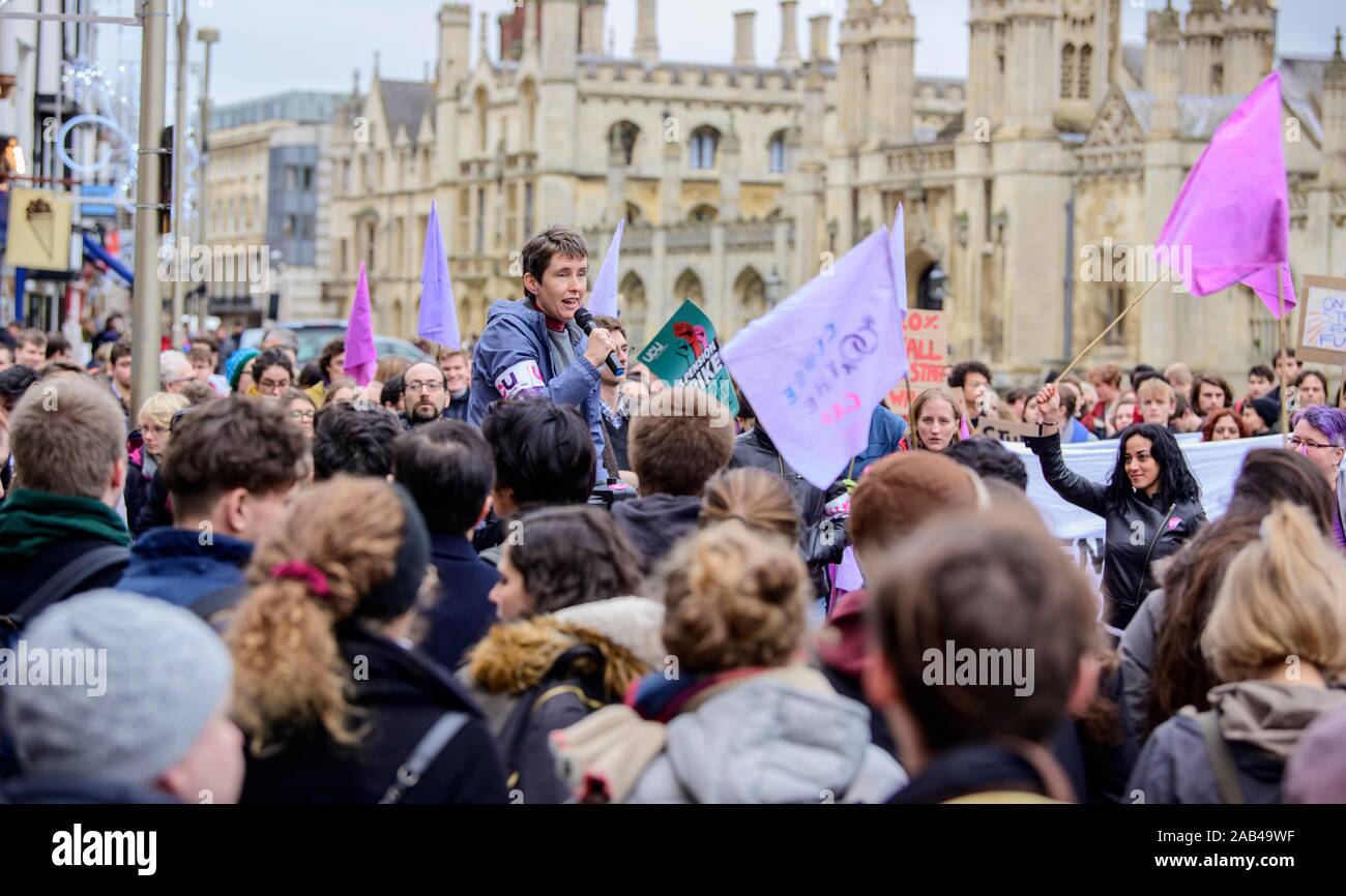 Cambridge, Regno Unito. 25 Nov, 2019. Membri delle università e collegi Unione (UCU) facendo lo sciopero di oggi con gli studenti e al di fuori del King's College di Cambridge. Questa ultima azione segue gli scioperi in febbraio e marzo dello scorso anno. Il personale di prendere azione consentirà di raggiungere a piedi tra il 25 novembre e il 4 dicembre. L' Unione non ha escluso di ulteriore azione il prossimo termine. Credito: Jim Holden/Alamy Live News Foto Stock