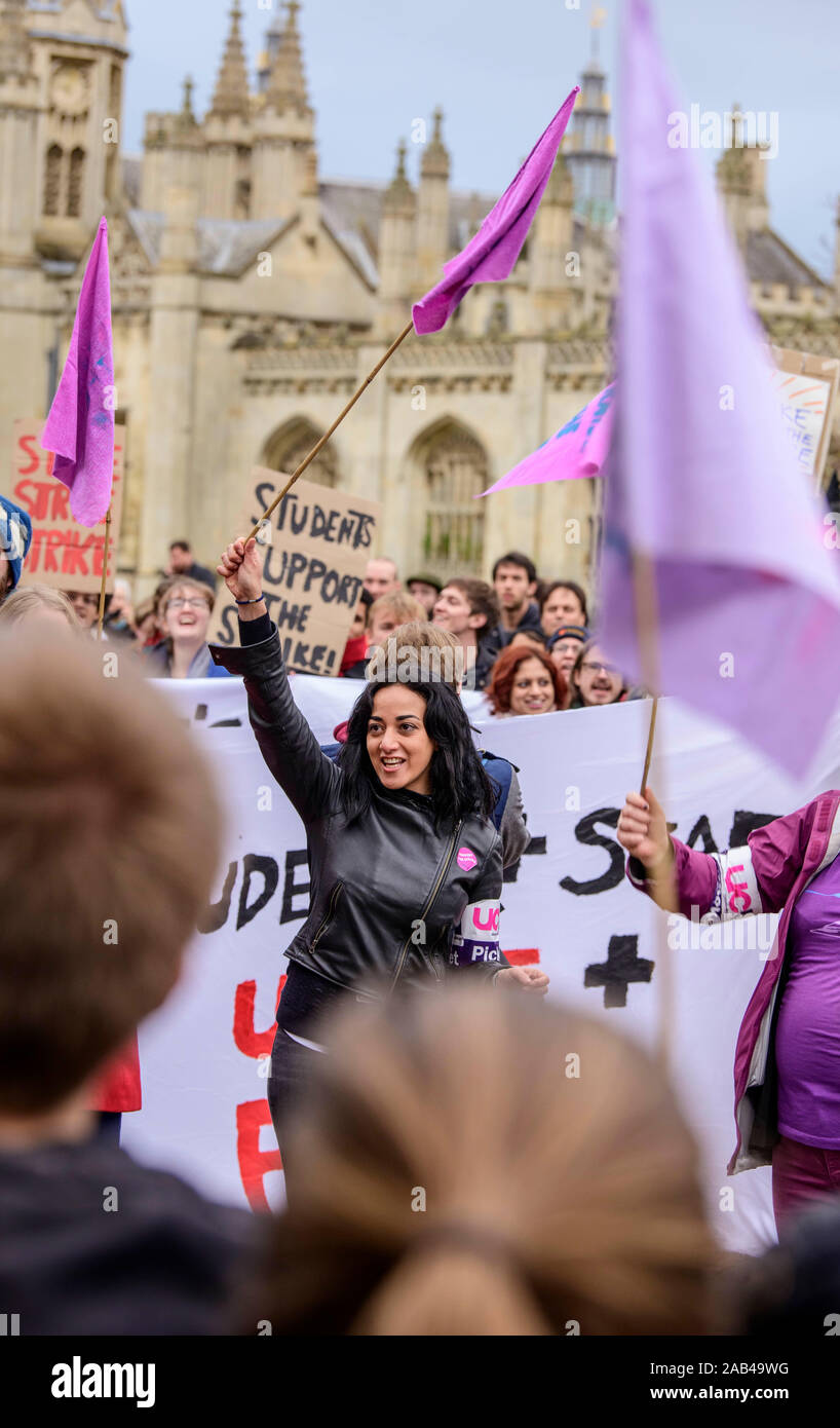 Cambridge, Regno Unito. 25 Nov, 2019. Membri delle università e collegi Unione (UCU) facendo lo sciopero di oggi con gli studenti e al di fuori del King's College di Cambridge. Questa ultima azione segue gli scioperi in febbraio e marzo dello scorso anno. Il personale di prendere azione consentirà di raggiungere a piedi tra il 25 novembre e il 4 dicembre. L' Unione non ha escluso di ulteriore azione il prossimo termine. Credito: Jim Holden/Alamy Live News Foto Stock