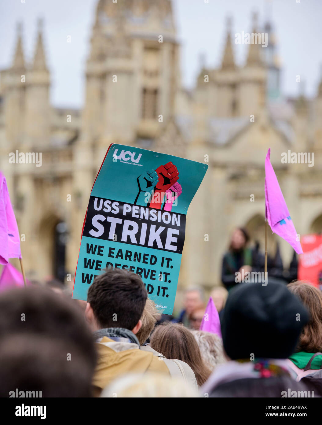 Cambridge, Regno Unito. 25 Nov, 2019. Membri delle università e collegi Unione (UCU) facendo lo sciopero di oggi con gli studenti e al di fuori del King's College di Cambridge. Questa ultima azione segue gli scioperi in febbraio e marzo dello scorso anno. Il personale di prendere azione consentirà di raggiungere a piedi tra il 25 novembre e il 4 dicembre. L' Unione non ha escluso di ulteriore azione il prossimo termine. Credito: Jim Holden/Alamy Live News Foto Stock