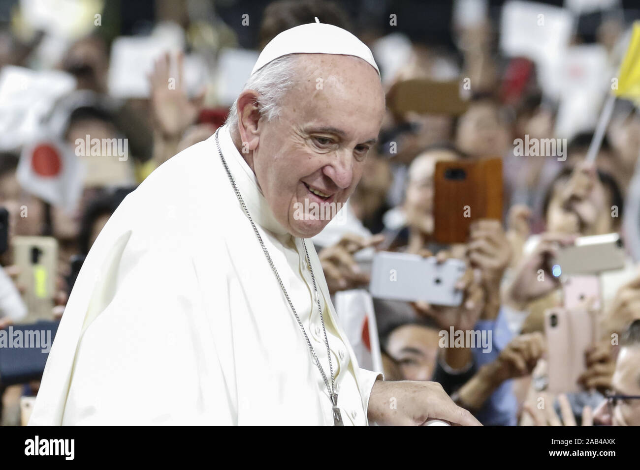 Tokyo, Giappone. 25 Nov, 2019. Papa Francesco arriva a Tokyo Dome per condurre una Santa Messa. Papa Francesco visitato Nagasaki e Hiroshima a consegnare un messaggio contro le armi nucleari nella città devastata dalle bombe atomiche durante la Seconda Guerra Mondiale. Credito: Rodrigo Reyes Marin/ZUMA filo/Alamy Live News Foto Stock