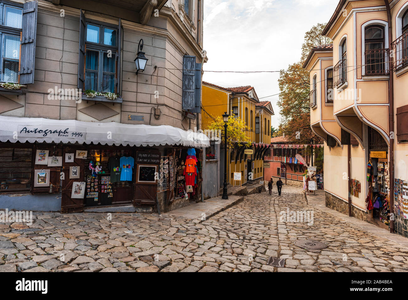 Plovdiv, Bulgaria - 3 Novembre 2019: tradizionale negozio di antiquariato si trova nella parte vecchia della citta'. Foto Stock