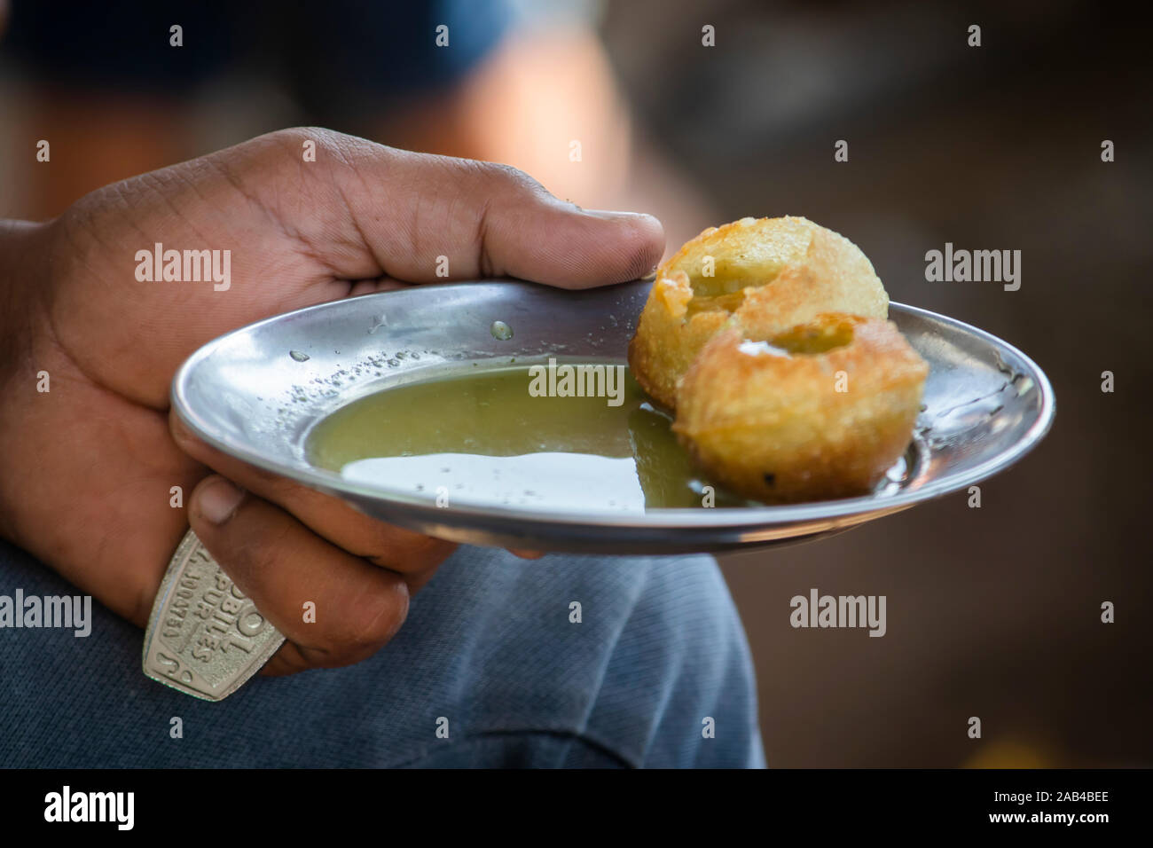Indian famoso snack golgappa o panipuri.Sei Panipuri di dieci rupie, quattro hanno mangiato due sono sopravvissuti. Foto Stock