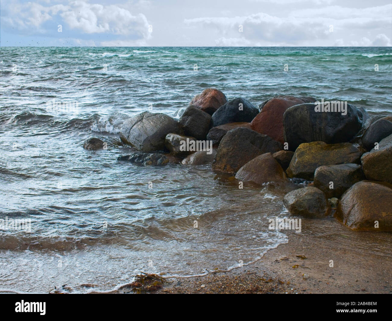Struttura di frangionde presso la costa nord di Sjaelland, Danimarca, vicino a Gilleleje Foto Stock