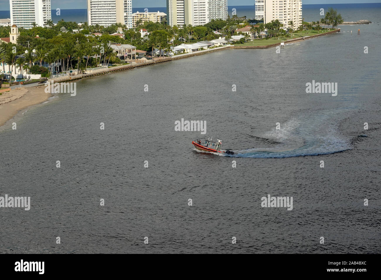 Ft. Lauderdale, FL/USA - 10/30/19: UN US Coast Guard boat accompagnatrici di una nave da crociera dentro o fuori della porta dal canale dell'oceano. Foto Stock