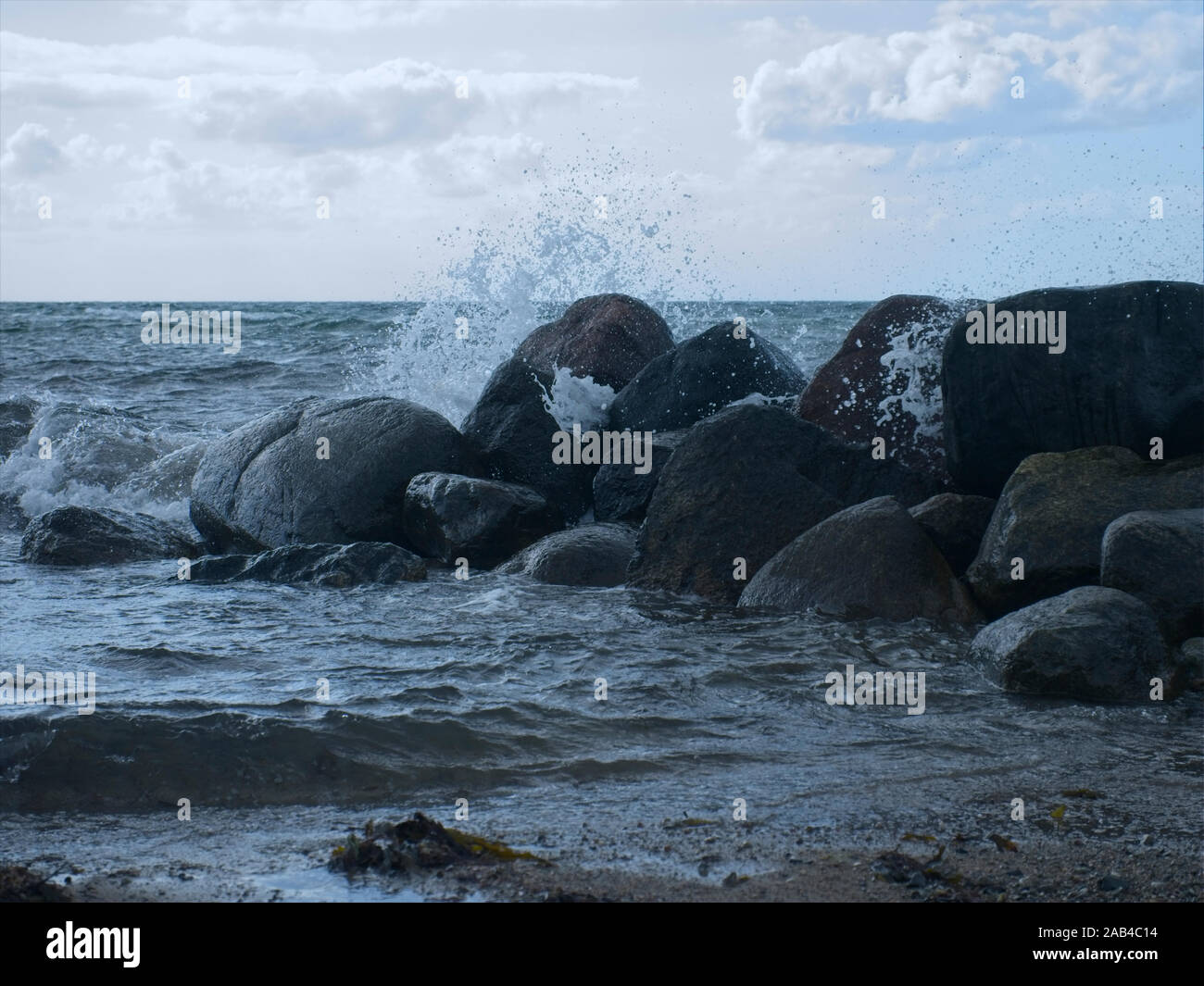 Struttura di frangionde presso la costa nord di Sjaelland, Danimarca, vicino a Gilleleje Foto Stock