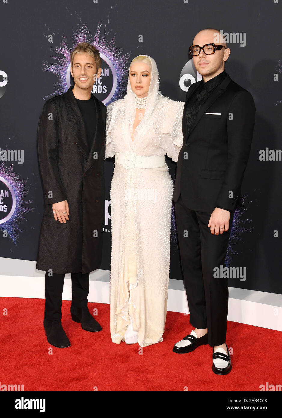 LOS ANGELES, CA - novembre 24: (L-R) Ciad King, Christina Aguilera e Ian Axel frequentare il 2019 American Music Awards al teatro di Microsoft per il mese di novembre 24, 2019 a Los Angeles, California. Foto Stock