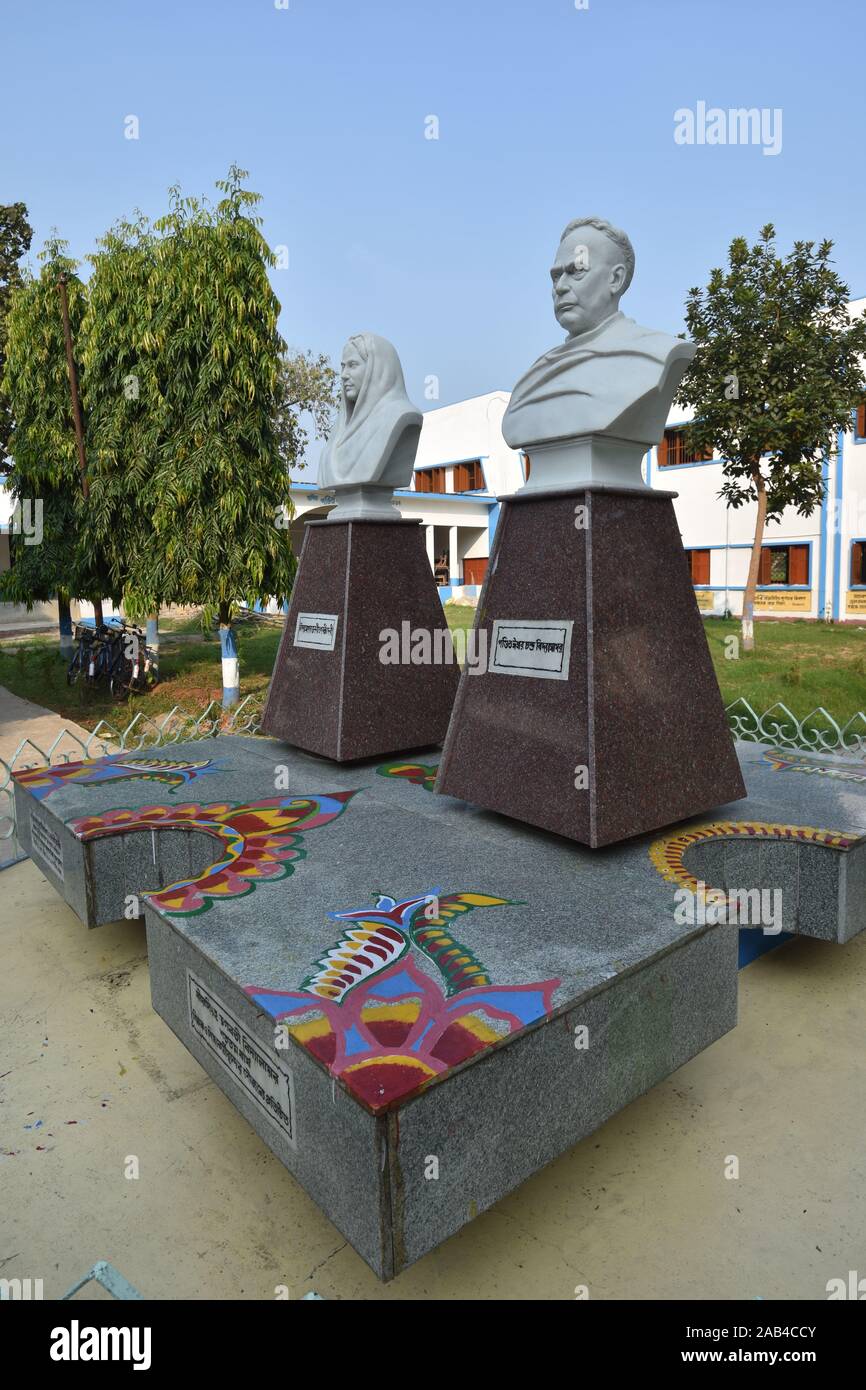 I busti di Bhagabati Devi e Ishwar Chandra Vidyasagar all'interno del Birsingha Bhagabati Vidyalaya campus. Villaggio Birsingha, West Midnapore, Bengala occidentale. Foto Stock