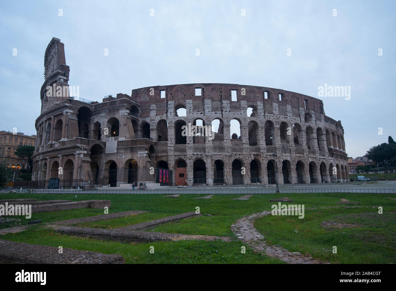 Il Colosseo a Roma, poco dopo l'alba senza turisti Foto Stock