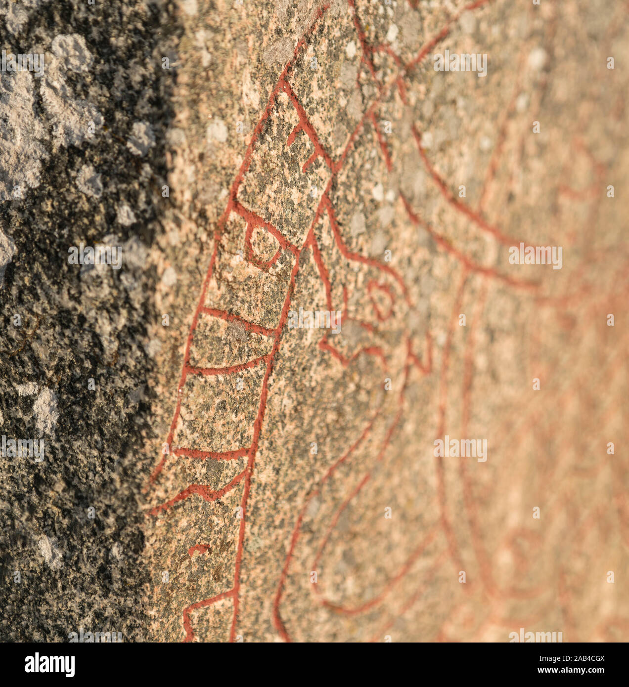 Età dei Vichinghi iscrizione runica su un runestone Eneberga a. Parrocchia Frösunda, Enköping, Uppland, Svezia e Scandinavia. Foto Stock