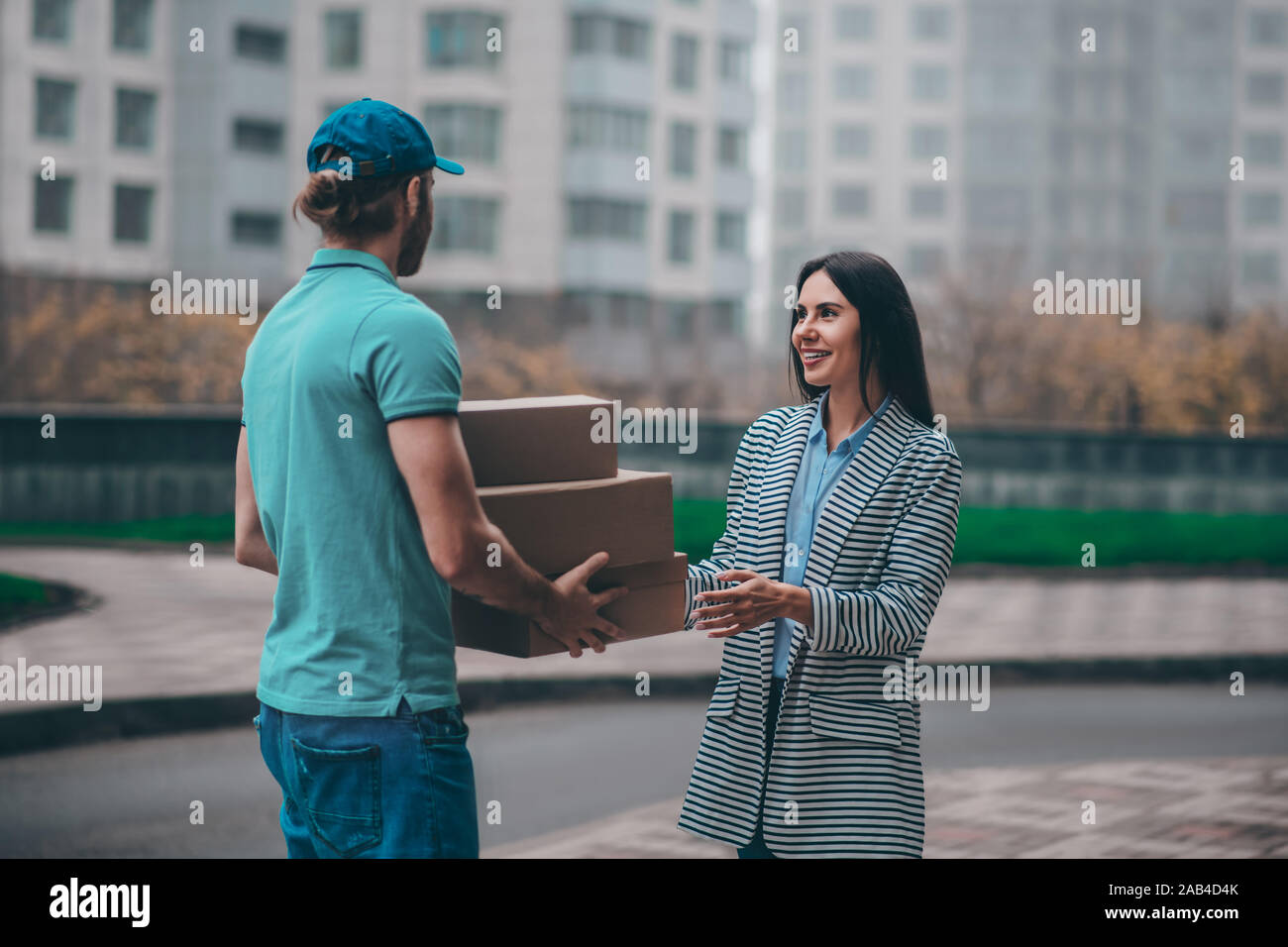 Imprenditrice in giacca Riunione consegna l'uomo al di fuori Foto Stock