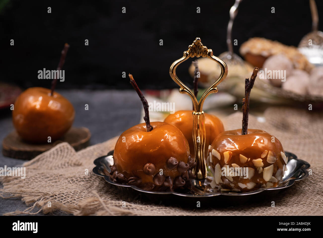 Festive caramello mele su argento piatto Foto Stock