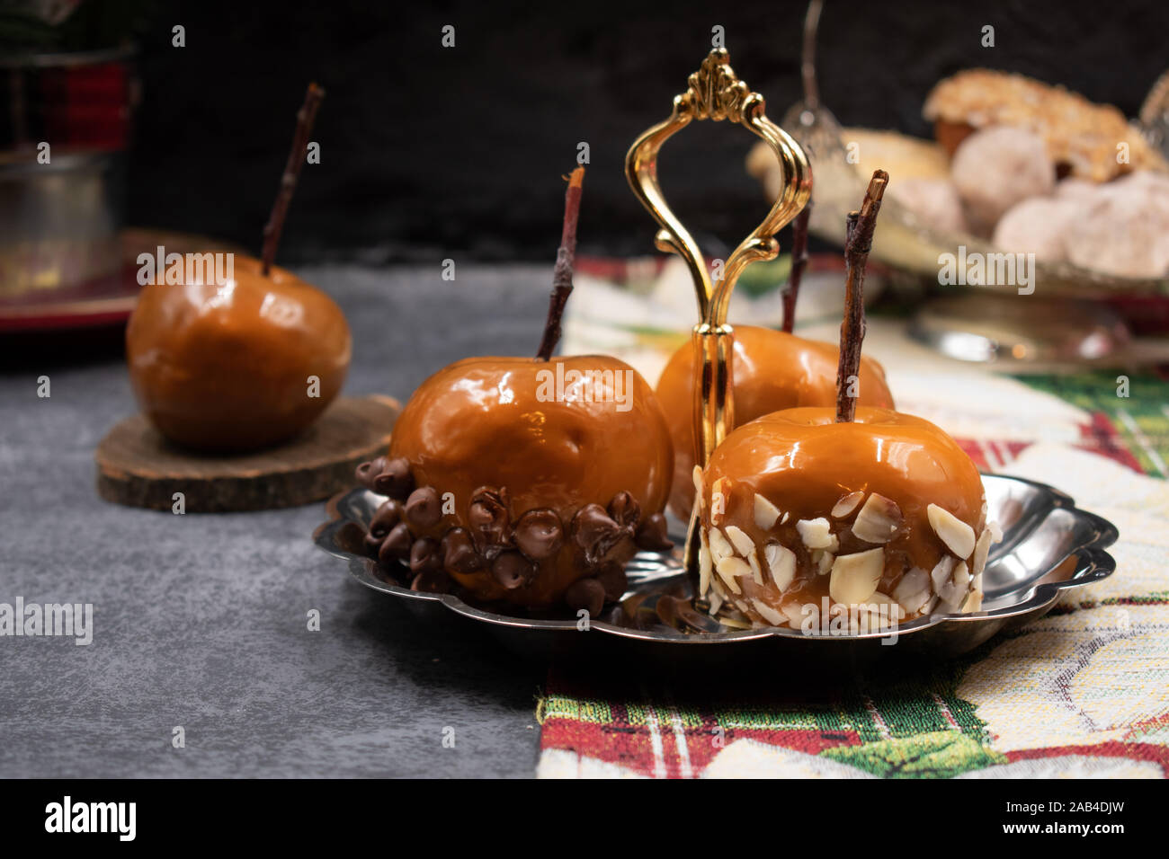Festive caramello mele su argento piatto Foto Stock
