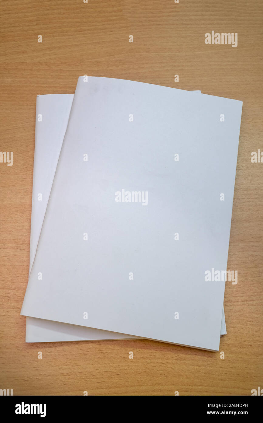 Vuoto forma di opuscolo con una chiara pagina titolo per il progetto su una tavola di legno Foto Stock
