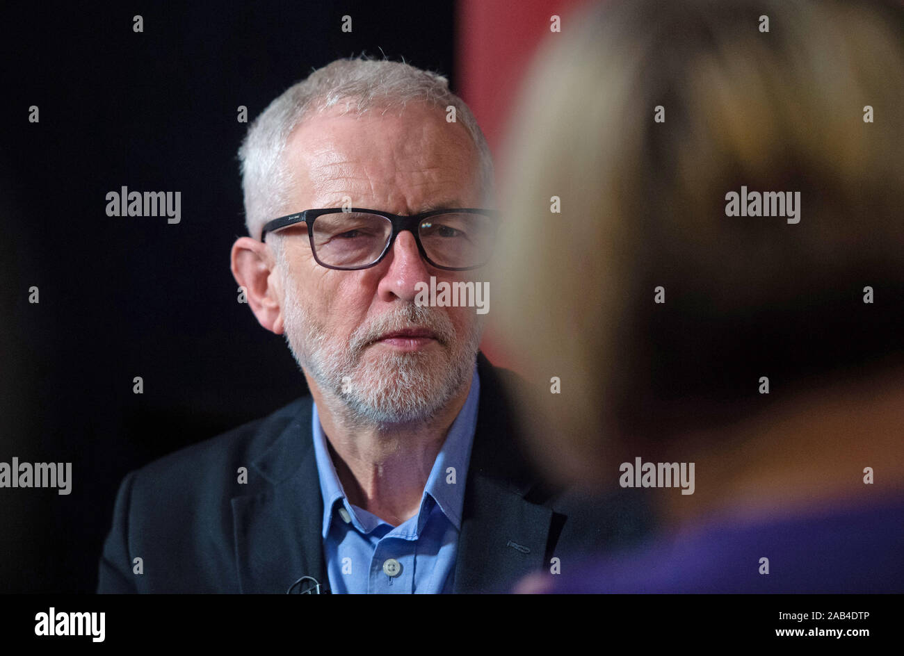 Leader del partito laburista Jeremy Corbyn parla con WASPI (Donne contro la pensione statale di disuguaglianza) sostenitori durante una visita alla Renishaw minatori del benessere, in Renishaw, Sheffield, mentre sulla campagna elettorale trail. Foto Stock