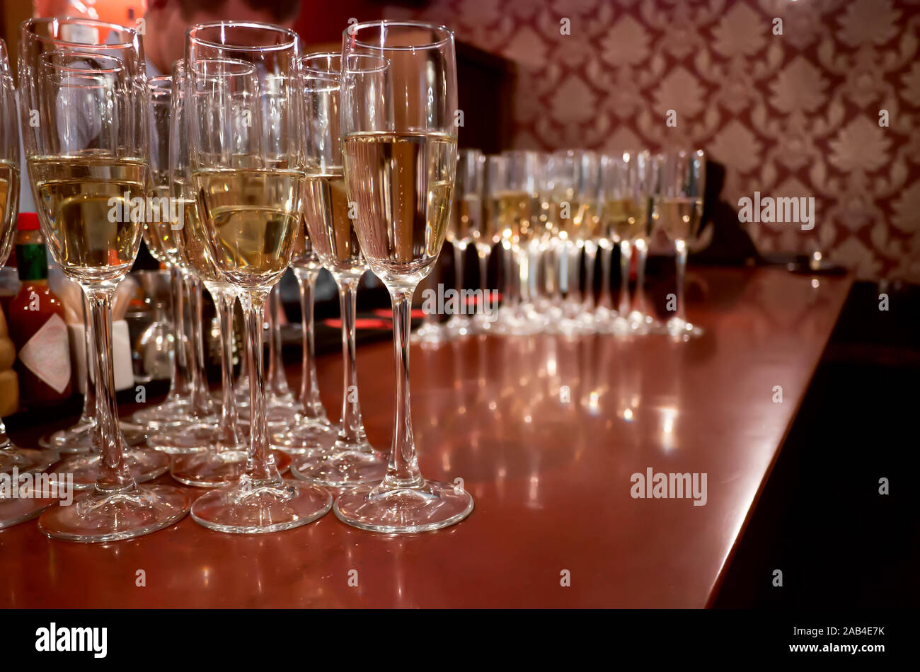 Un sacco di bicchieri di champagne sul tavolo bar Foto Stock