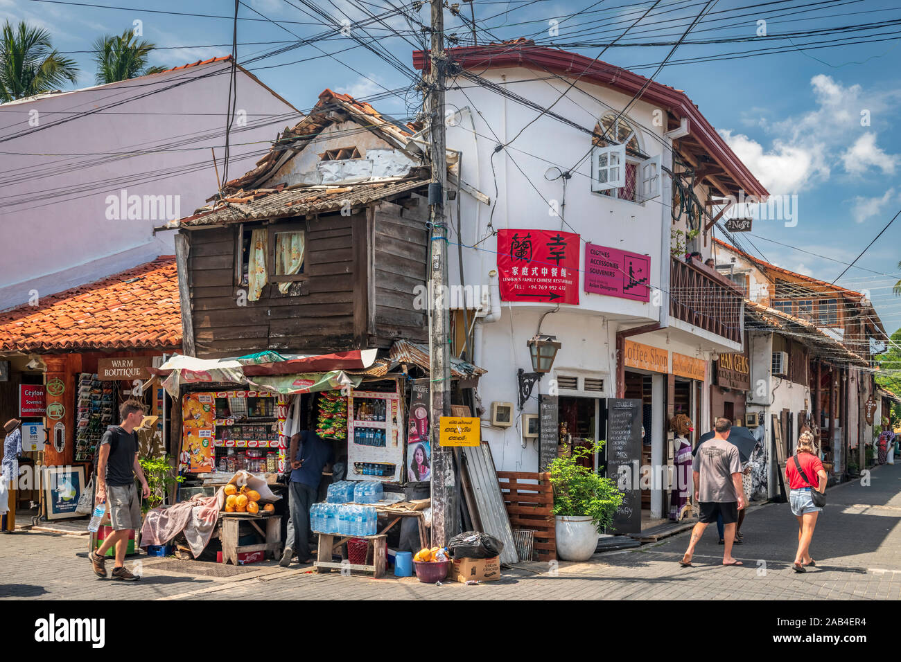 Un tipico angolo di strada Kade in Forte Galle, sulla costa sud ovest dello Sri Lanka. Foto Stock