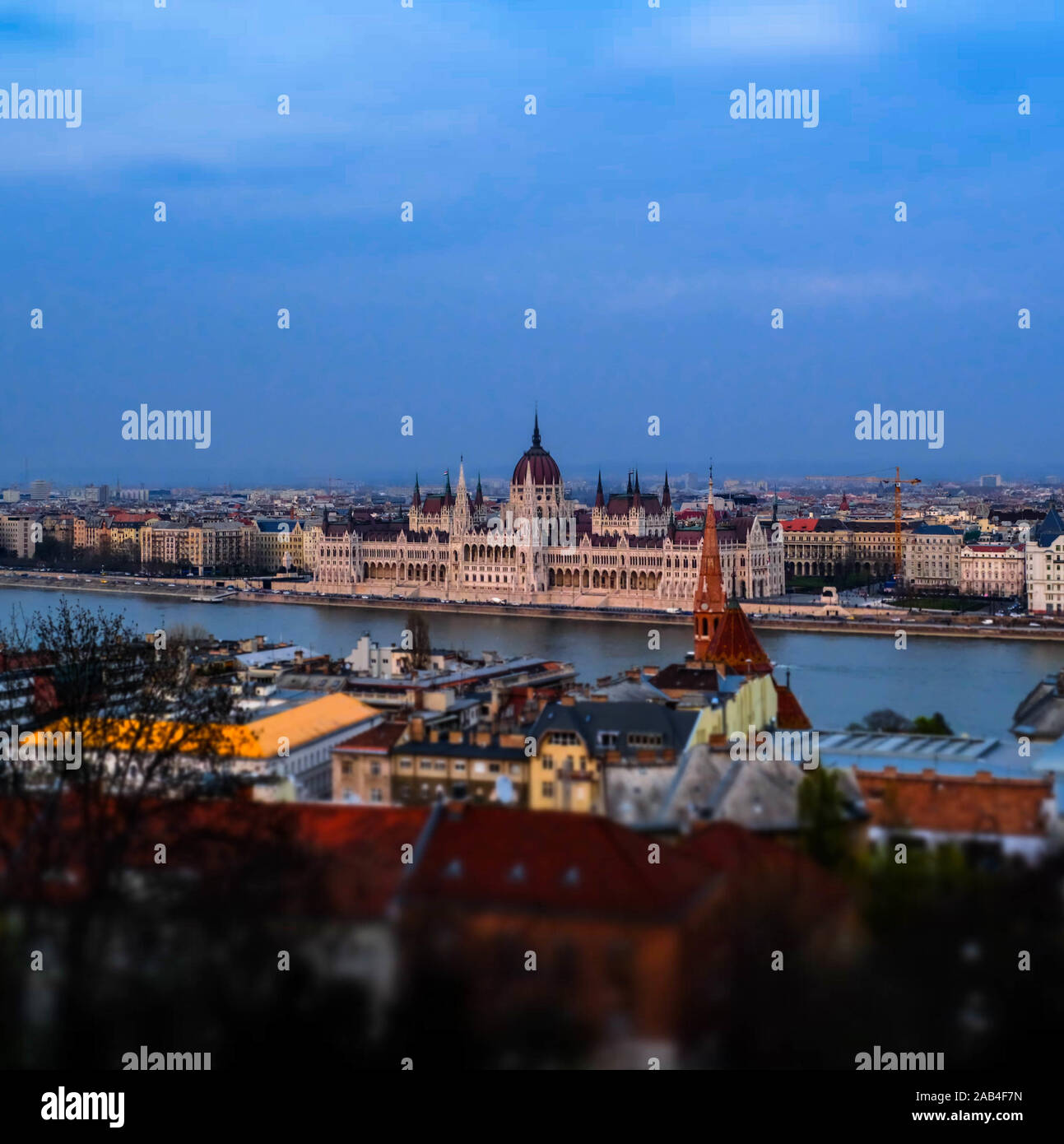 Parlamento ungherese edificio durante ore blu con tilt shift effetto. Foto Stock