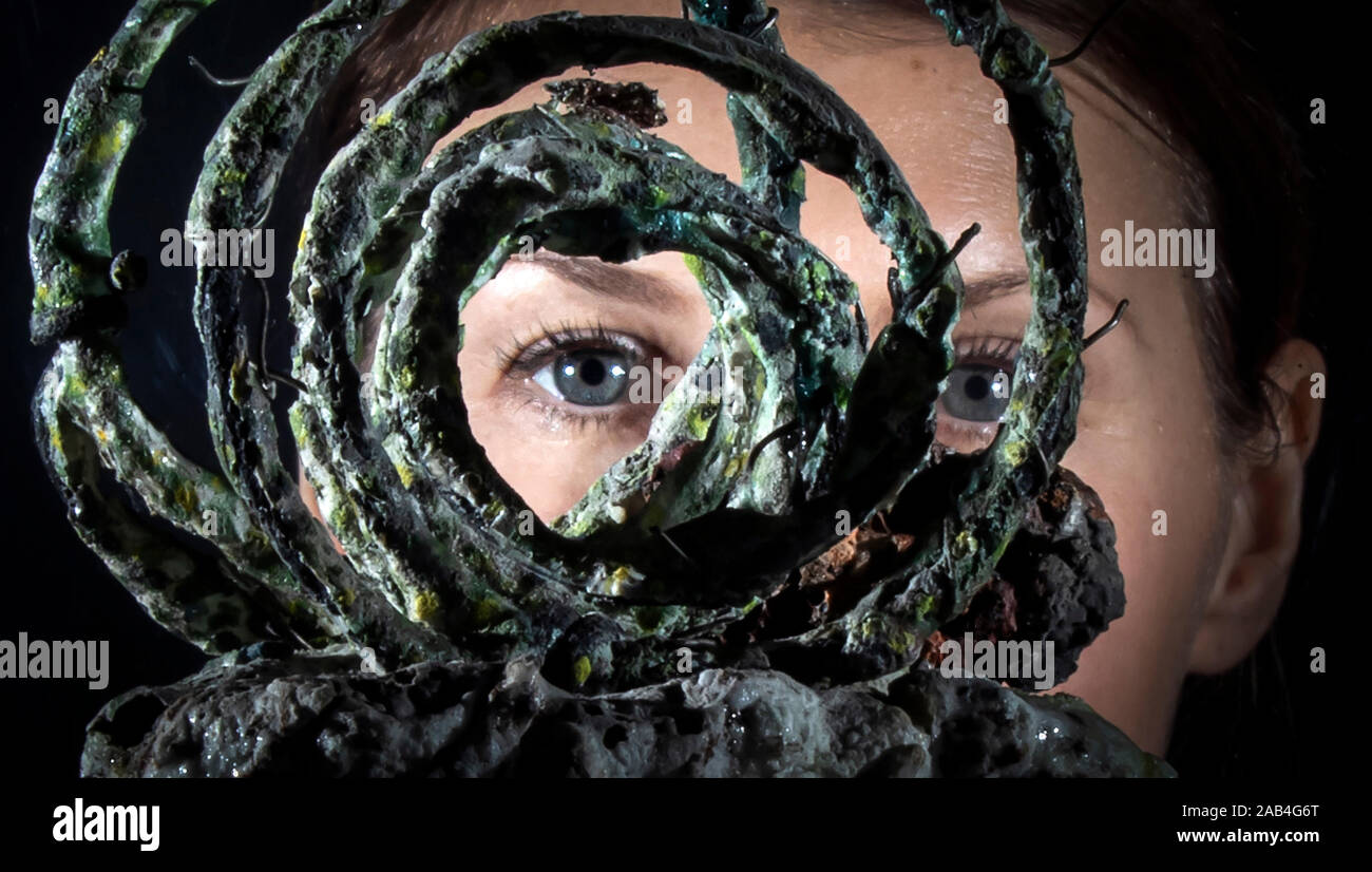 Gallery dipendente Lauren Masterman viste di un lavoro intitolato Collage con le piastrelle del bagno, 1985, dal ceramista Gillian Lowndes, sul display durante la nuova mostra Gillian Lowndes: in corrispondenza del bordo a York Galleria d'arte. Foto Stock