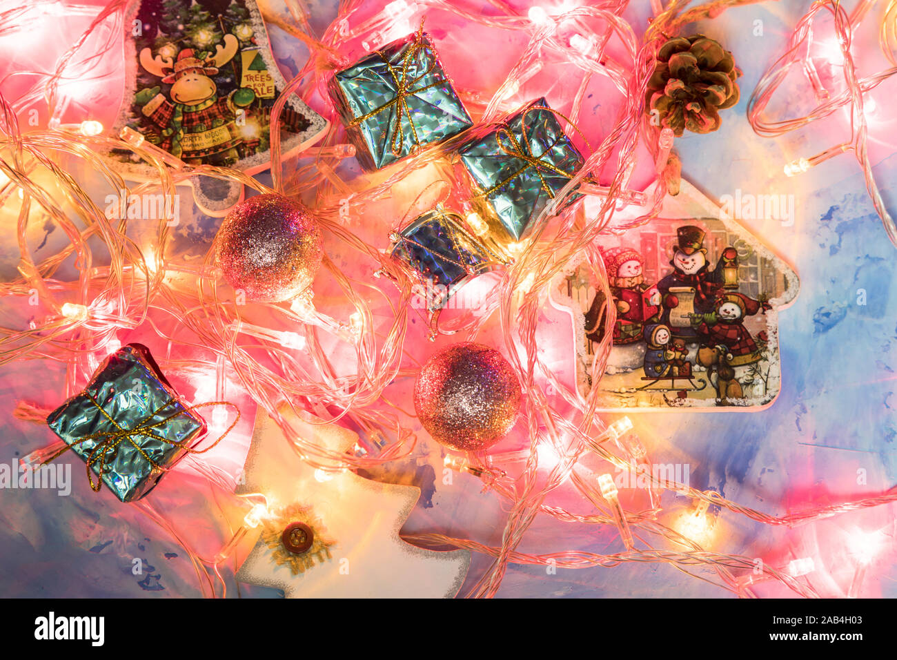 Il Natale e il Nuovo Anno decorazioni e ghirlande Foto Stock