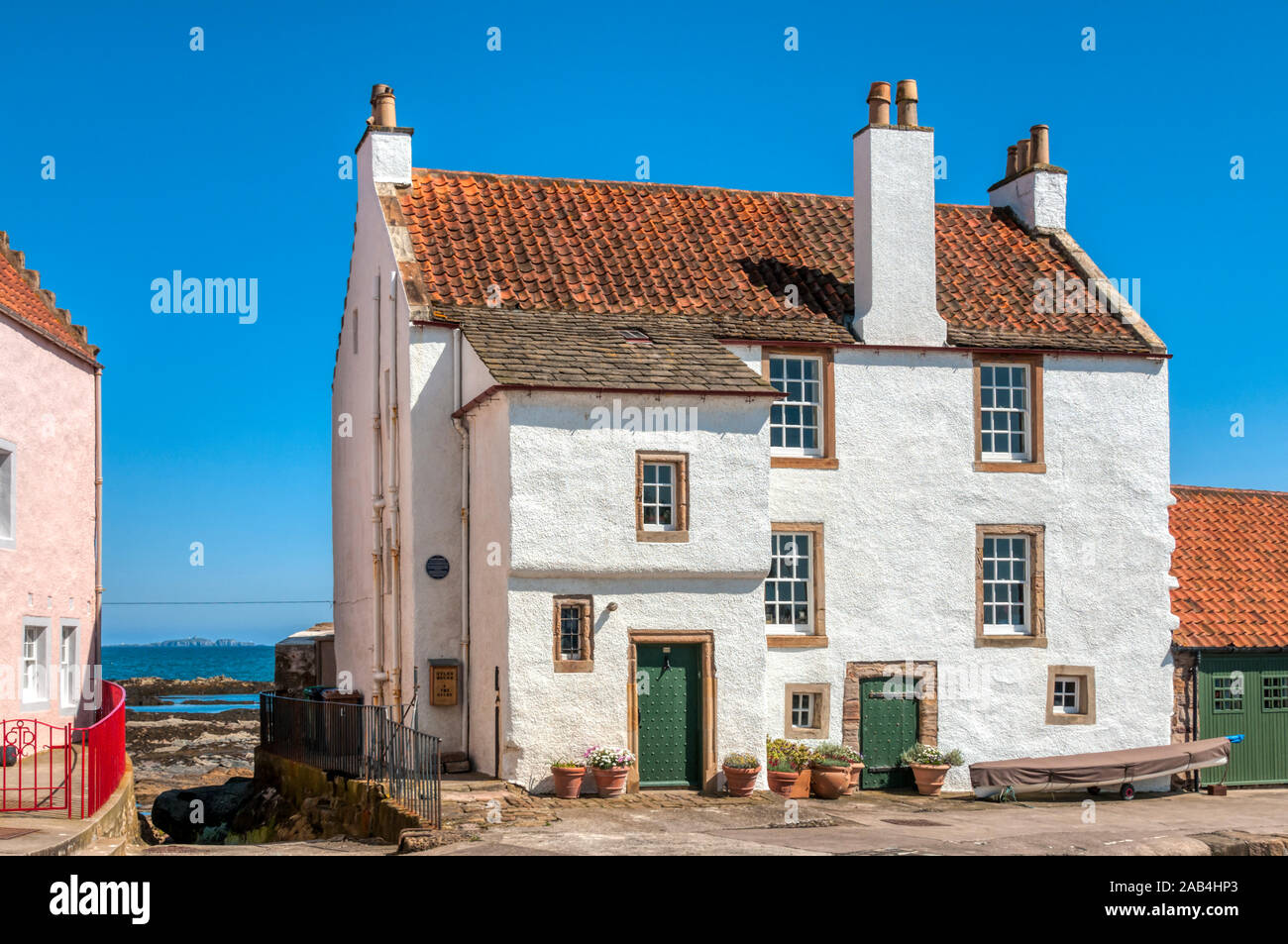 La pittoresca del xvii secolo Gyles casa sul porto di Pittenweem, Fife, Scozia. I dettagli nella descrizione. Foto Stock