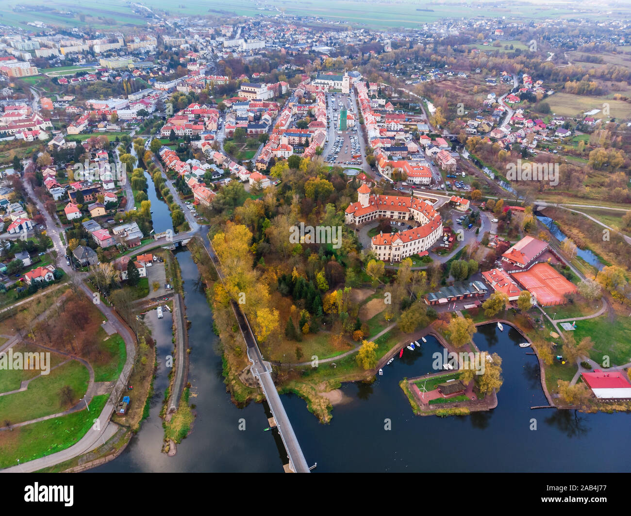 Vista aerea della città Pultusk dal fiume Narew mazovian nel voivodato, Polonia Foto Stock