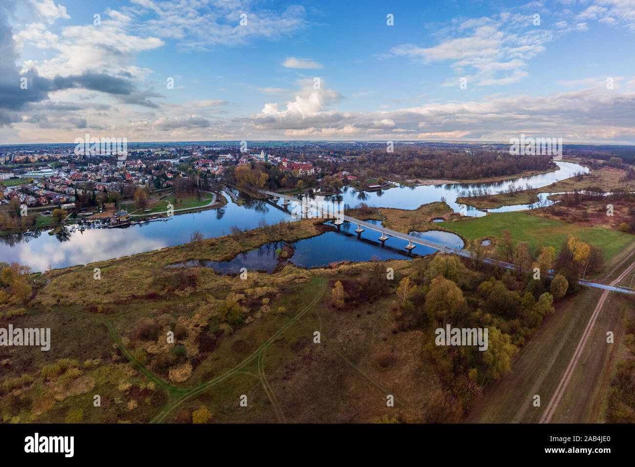 Vista aerea della città Pultusk dal fiume Narew mazovian nel voivodato, Polonia Foto Stock