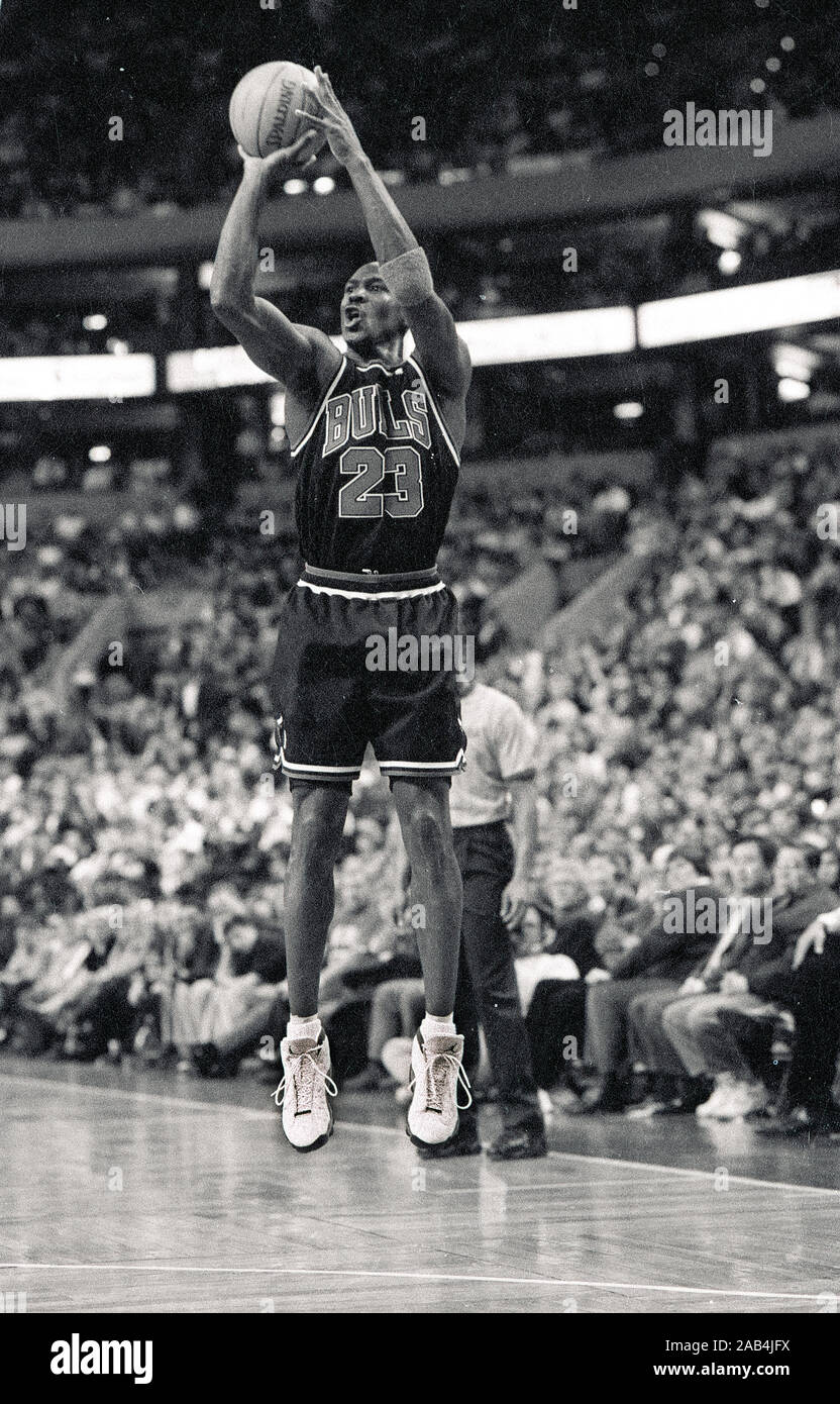 Chicago Bulls Michael Jordan spara la sfera contro la Boston Celtics nel gioco del basket in azione la flotta immettere in Boston Ma 1997 foto di bill belknap Foto Stock