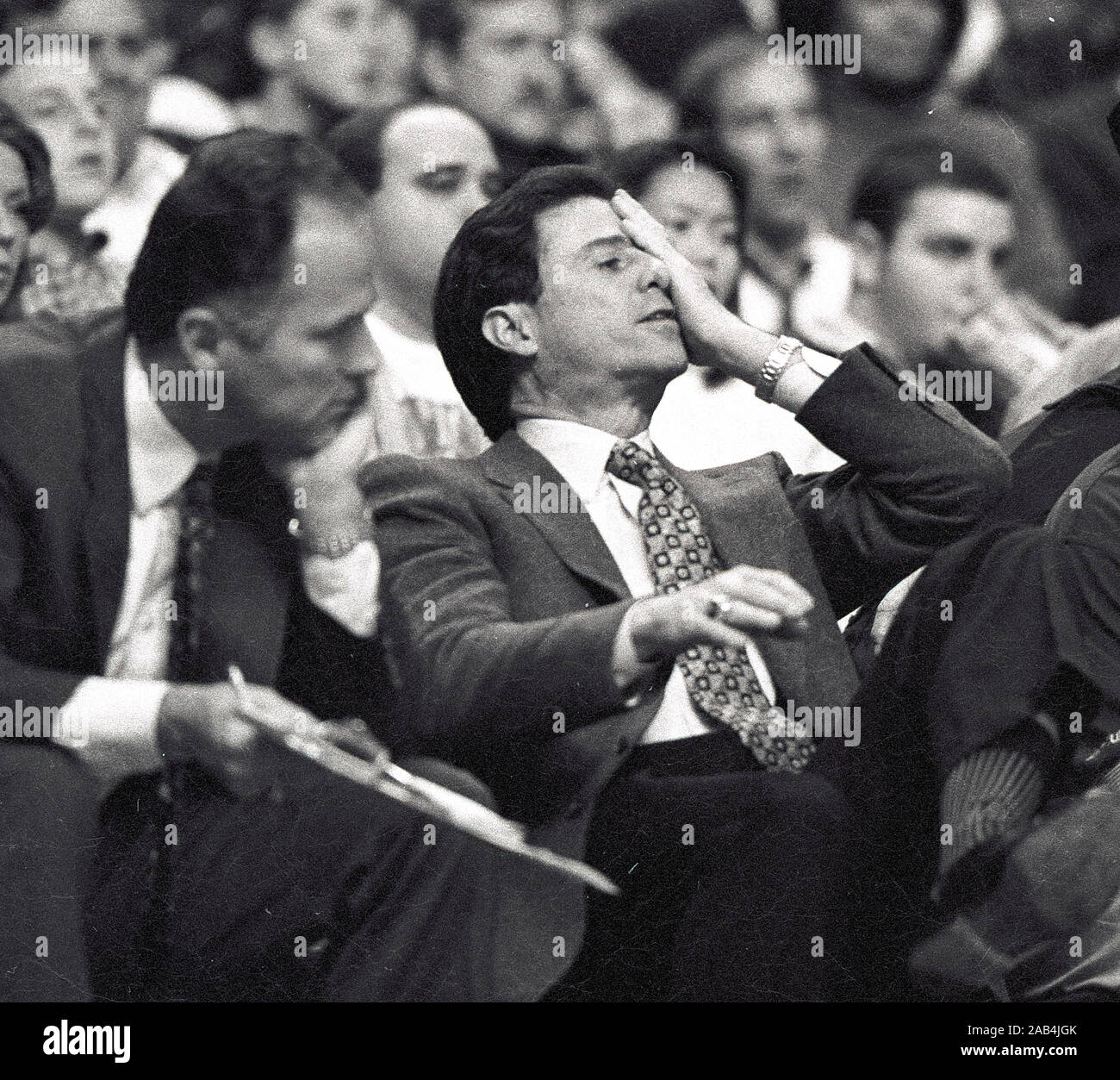 Boston Celtics coach Rick Petino reagisce come il Chicago Bulls cliente aginst dei Boston Celtics durante l'azione di gioco al centro della flotta in Boston MA USA 1997 foto di bill belknap Foto Stock