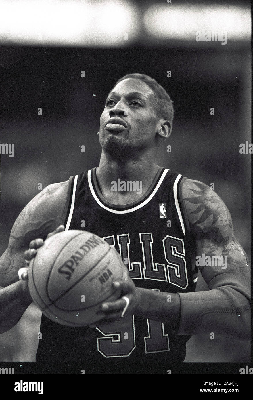 Chicago Bulls Dennis Rodman gratuitamente a buttare la linea durante il gioco del basket azione contro i Boston Celtics al Fleet Center di Boston ma usa la stagione 1997 foto da biil belknap Foto Stock