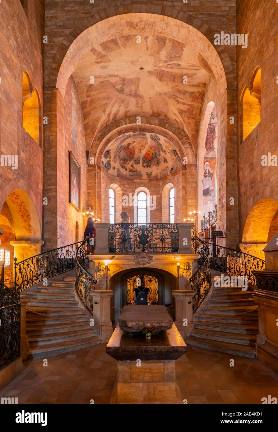 Vista interna, altare sala con affreschi storici, Basilica di San Giorgio e anche la Basilica di San Giorgio Il Castello di Praga, Hradcany, Praga, Repubblica Ceca Foto Stock