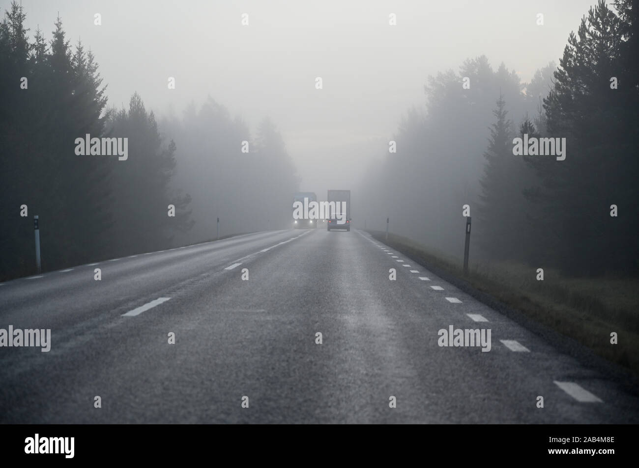 Scivoloso mattina la strada con scarsa wiew in novembre Foto Stock