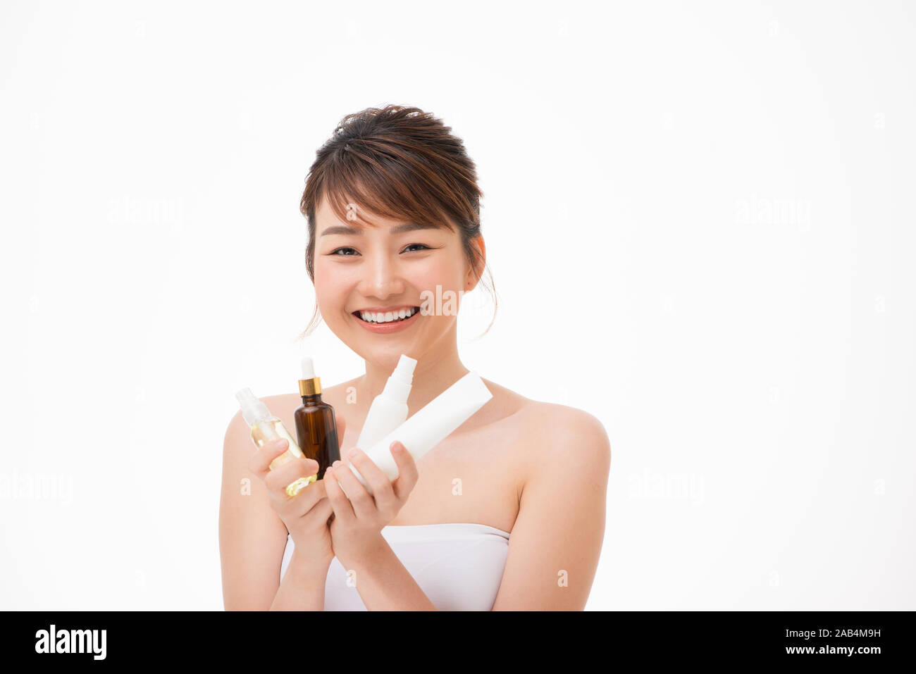 Bellezza ragazza asiatica mostra di specchio cosmetico e idratante per la cura della pelle, cura e salute e il concetto di benessere. Foto Stock
