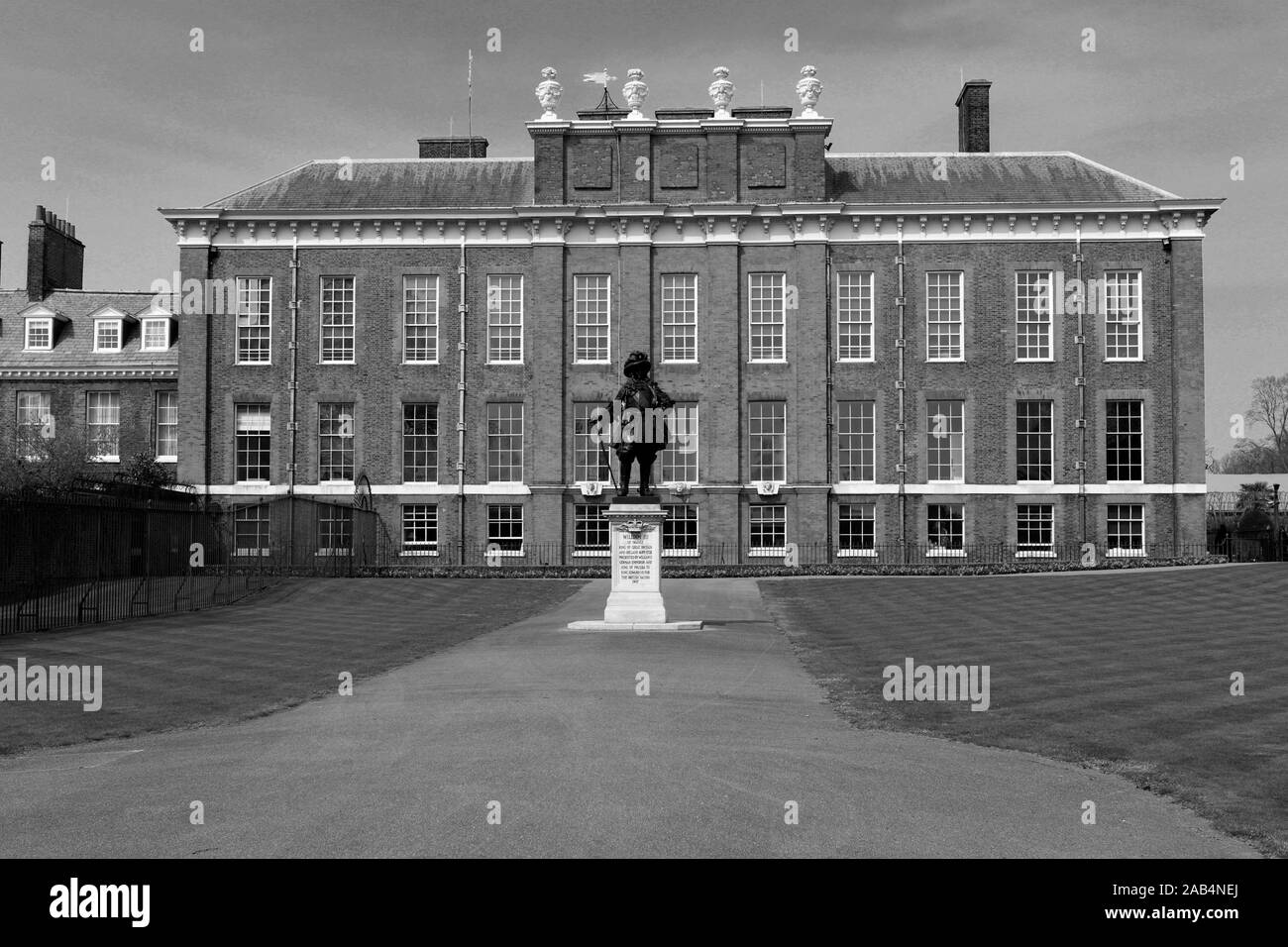 Vista estiva di Kensington Palace e Kensington Gardens e Royal Borough di Kensington e Chelsea, Londra, Inghilterra Foto Stock