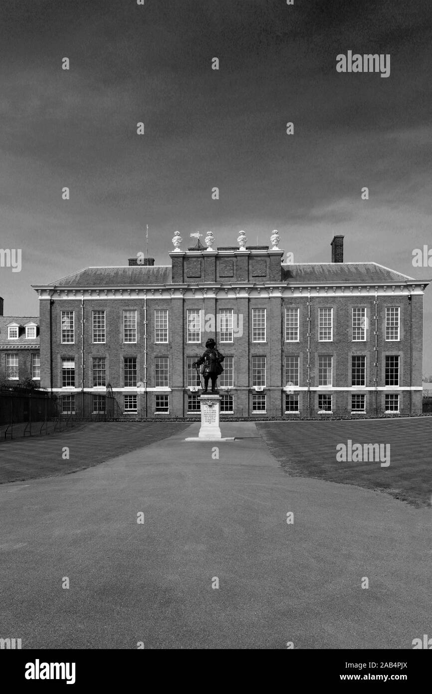 Vista estiva di Kensington Palace e Kensington Gardens e Royal Borough di Kensington e Chelsea, Londra, Inghilterra Foto Stock