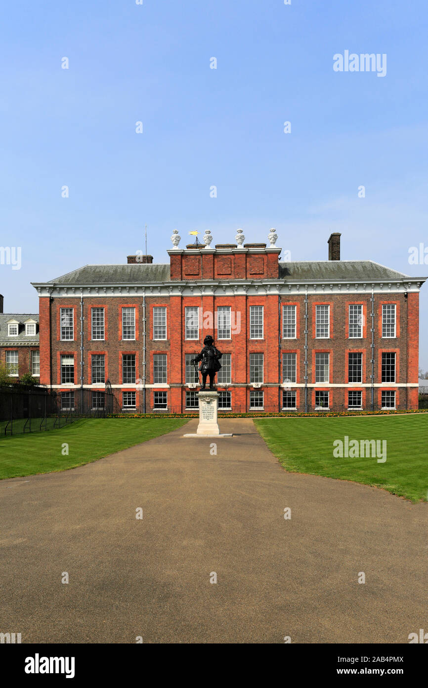 Vista estiva di Kensington Palace e Kensington Gardens e Royal Borough di Kensington e Chelsea, Londra, Inghilterra Foto Stock