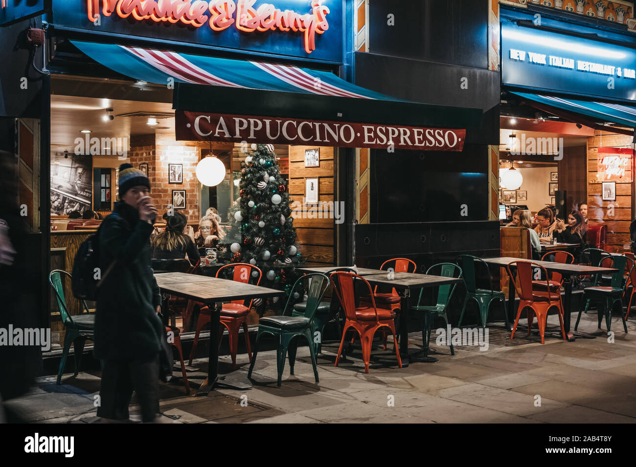 London, Regno Unito - 17 Novembre 2019: facciata di Frankie & Bennys ristorante decorato per il Natale. Frankie & Bennys è una catena di italo--tema Foto Stock