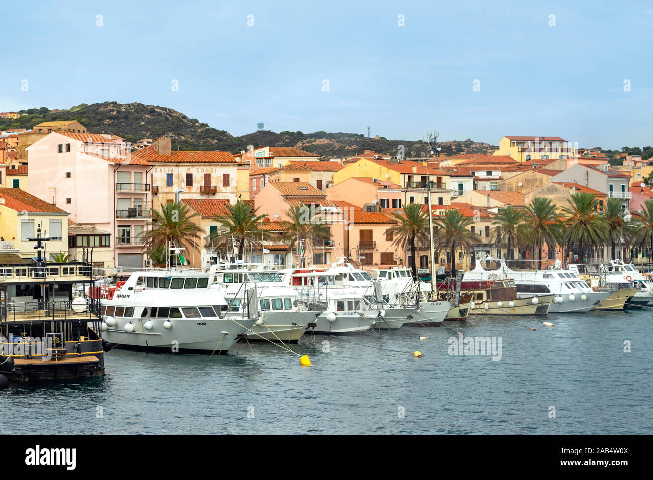 La Maddalena, vista panoramica della città e del porto, La Maddalena Isola, Arcipelago de La Maddalena in Sardegna, Italia Foto Stock