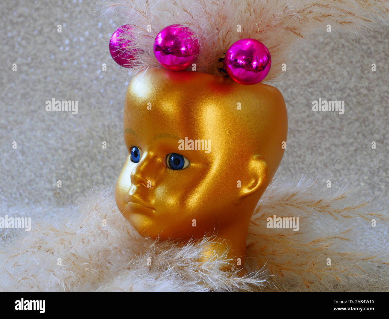 Testa di bambola, oro, con pampas erba Foto Stock